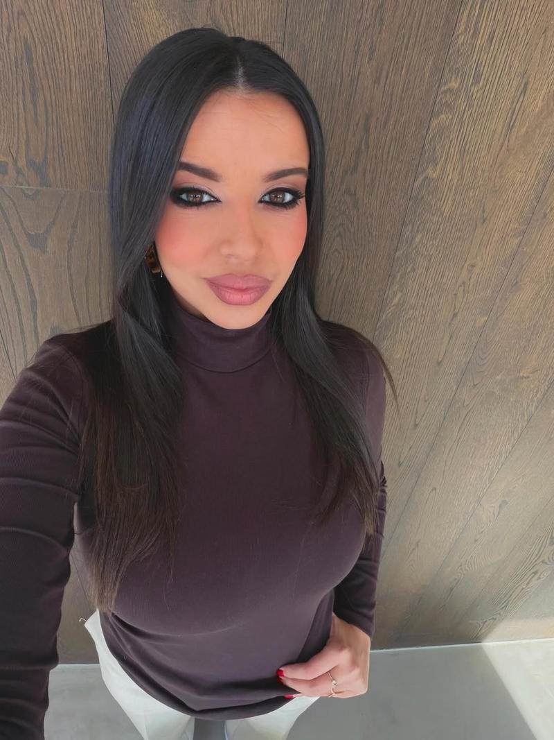 Las tetas de Sarah Santaolalla con jersey ceñido (2).jpg