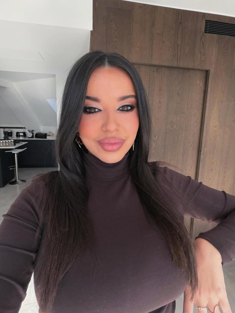 Las tetas de Sarah Santaolalla con jersey ceñido (3).jpg