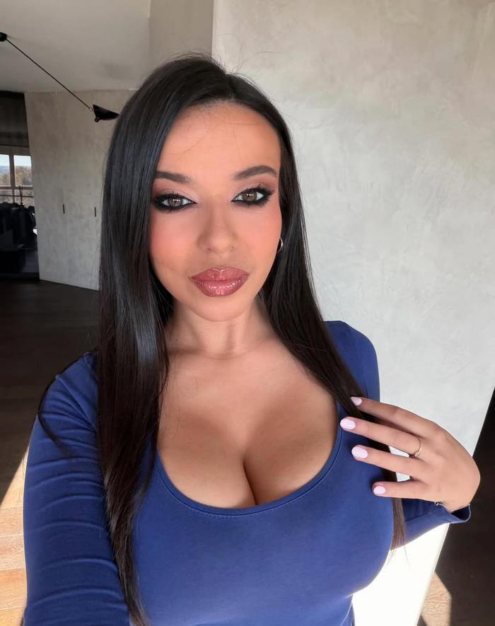 Las tetazas de Sarah Santaolalla con escote y muy seductora 1.jpg