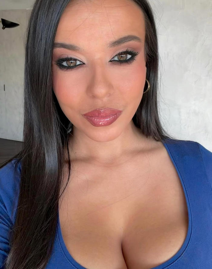 Las tetazas de Sarah Santaolalla con escote y muy seductora 3.jpg