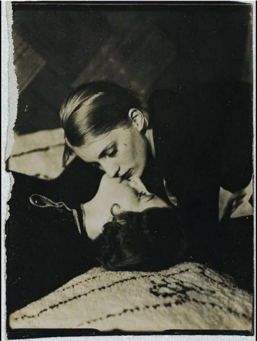 Lee Miller photographed by Man Ray circa 1930.png