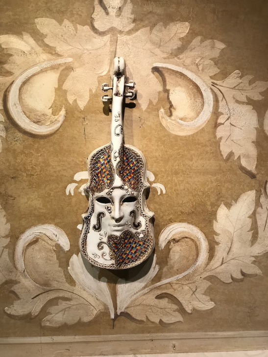 Máscara veneciana, violín armónico 🎭.png