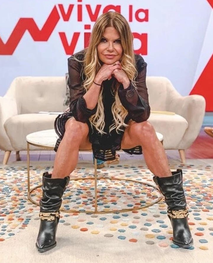 Makoke sentada en una mesa.jpg