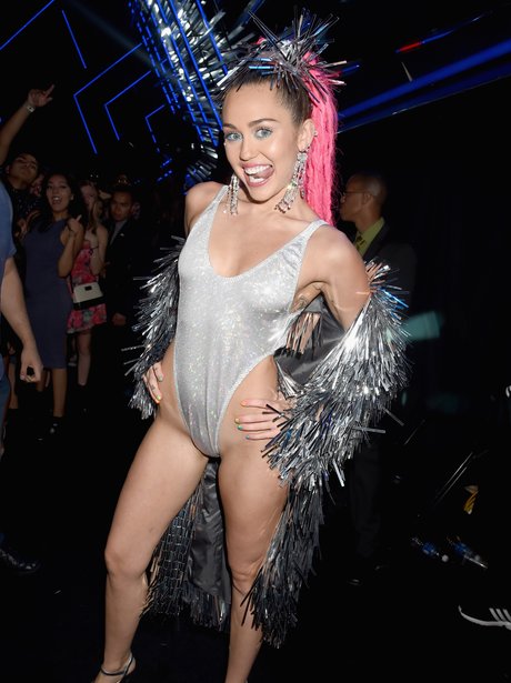 miley-cyrus-mtv-vmas-2015-1441103473-view-0.jpg