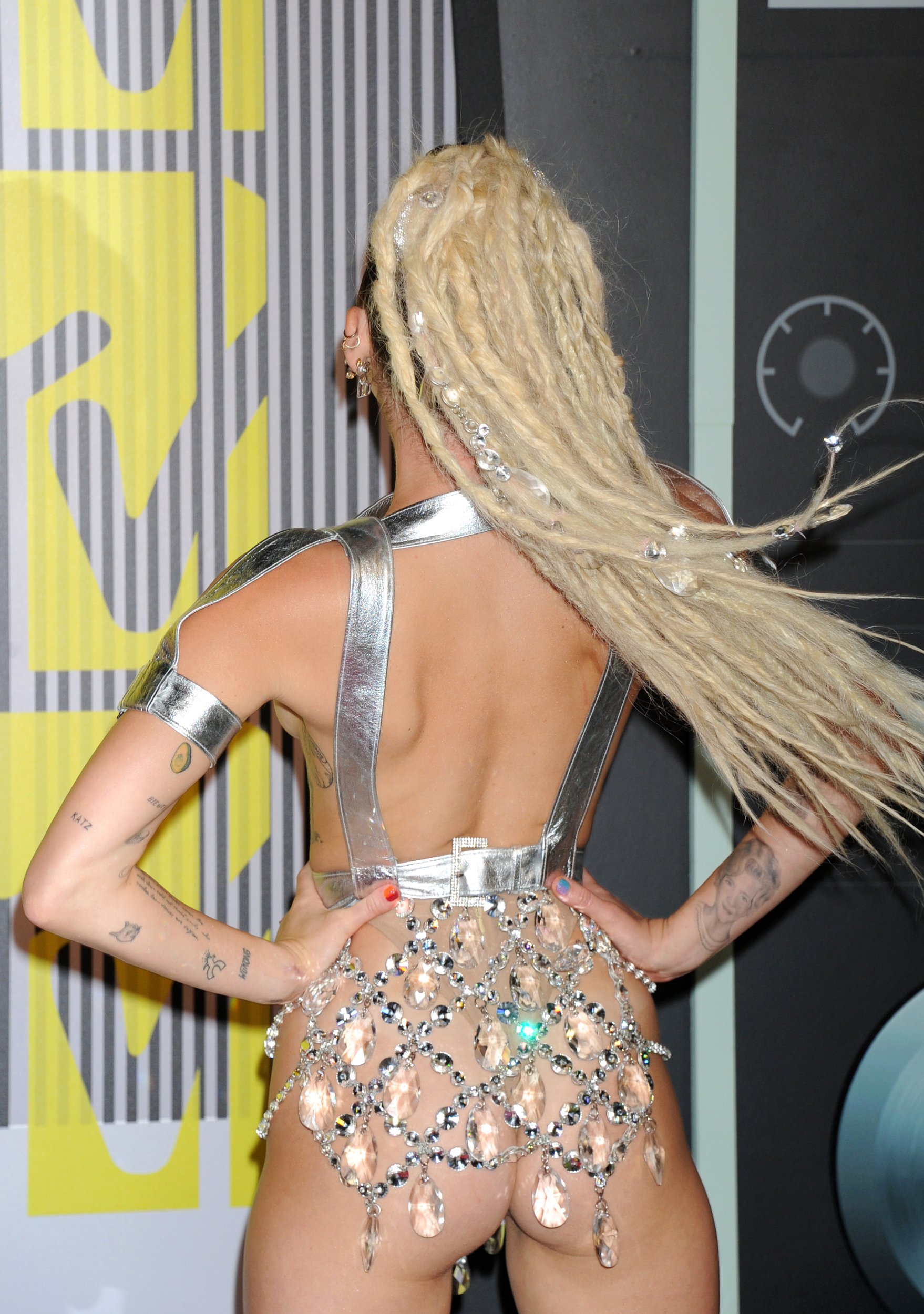 miley-cyrus-thong-ass-flash-half-naked-mtv-video-music-awards-2015-07.jpg