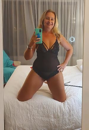 milf-hey-honey-i-am-here-to-make-your-night-better-miss-w7MoeH.jpg