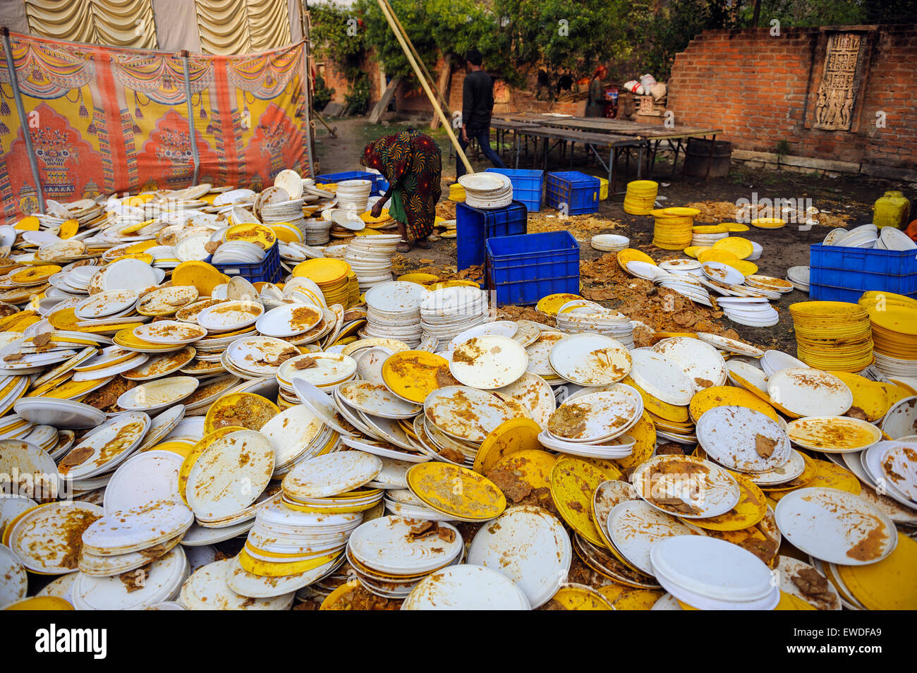 montones-de-platos-sucios-durante-un-festival-en-uttar-pradesh-india-ewdfa9.jpg