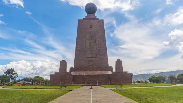 monumento-a-la-linea-ecuatorial-cerca-de-quito-ecuador.webp