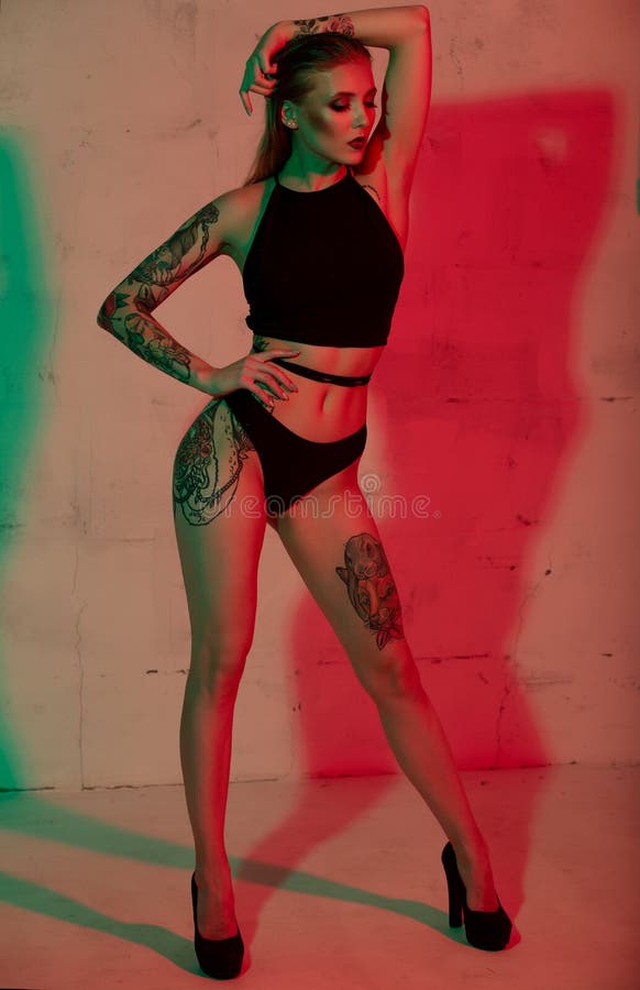 mujer-rubia-sexy-en-lencería-negra-con-tacones-altos-una-luz-mixta-ropa-interior-retrato-de-mo...jpg