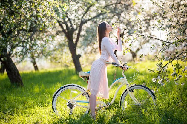 mujer-sexy-bicicleta-jardin-primavera_10069-2265.jpg