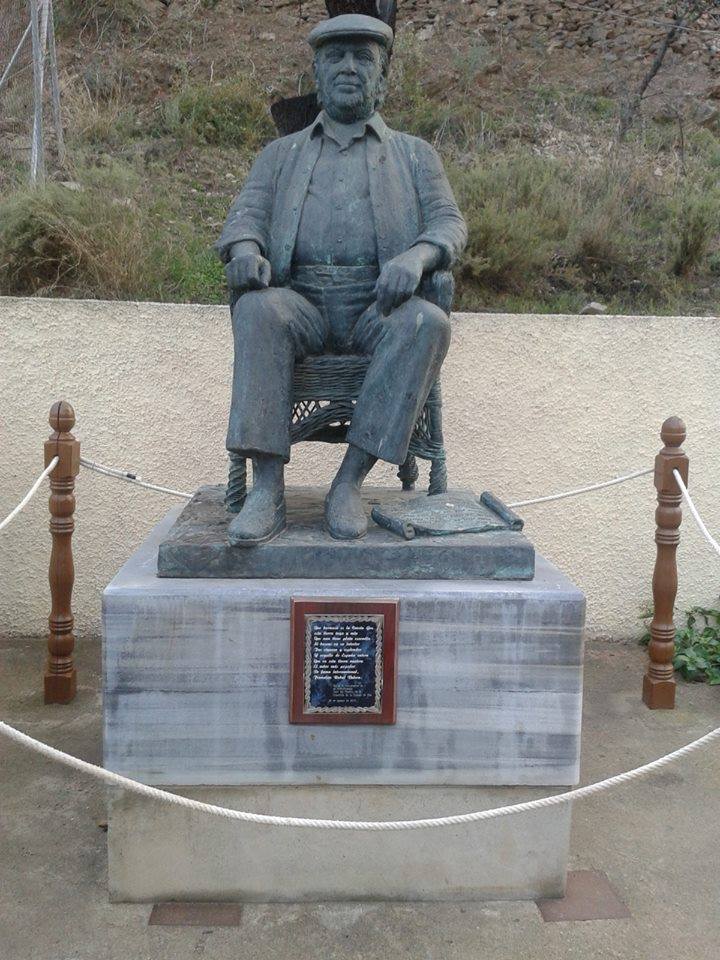 Paco Rabal, Estatua  en la Cuesta de Gos, junto a la ermita, (Águilas). - copia.jpg