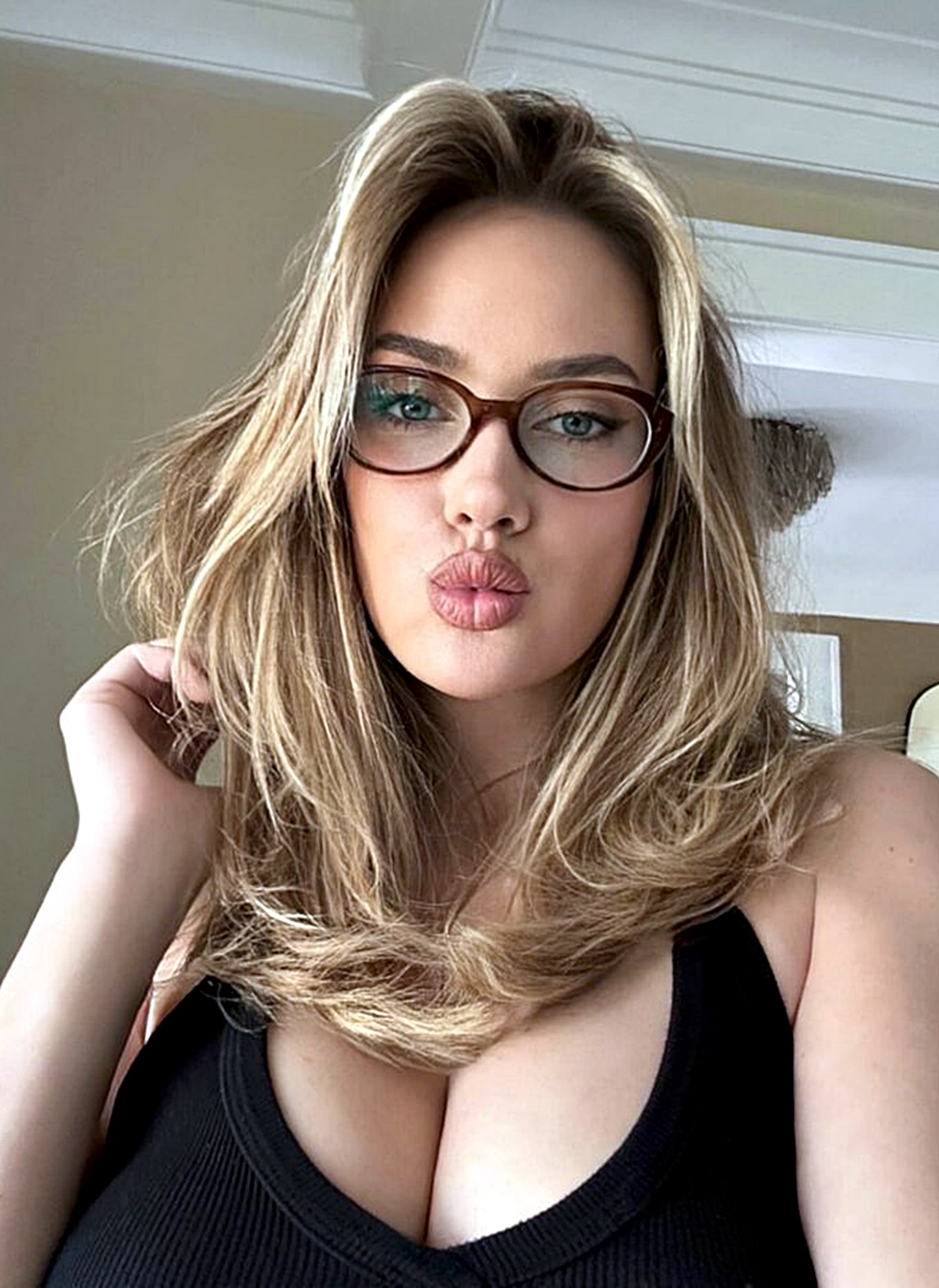 Paige-Spiranac-Kiss-Big-Boobs-750x1000.jpg