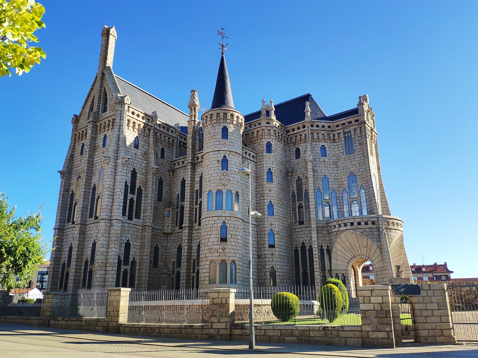 Palacio-Episcopal-de-Astorga-obra-de-Gaudi.jpg