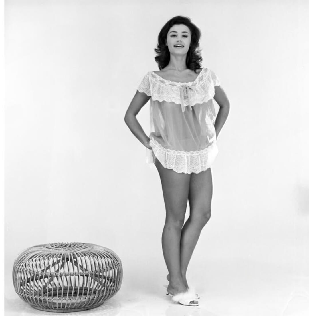 Raffaella 💕Shooting 60-65 📸📸...#raffaellacarrà #raffaellacarrá #raffaellacarra #photovintage .jpg