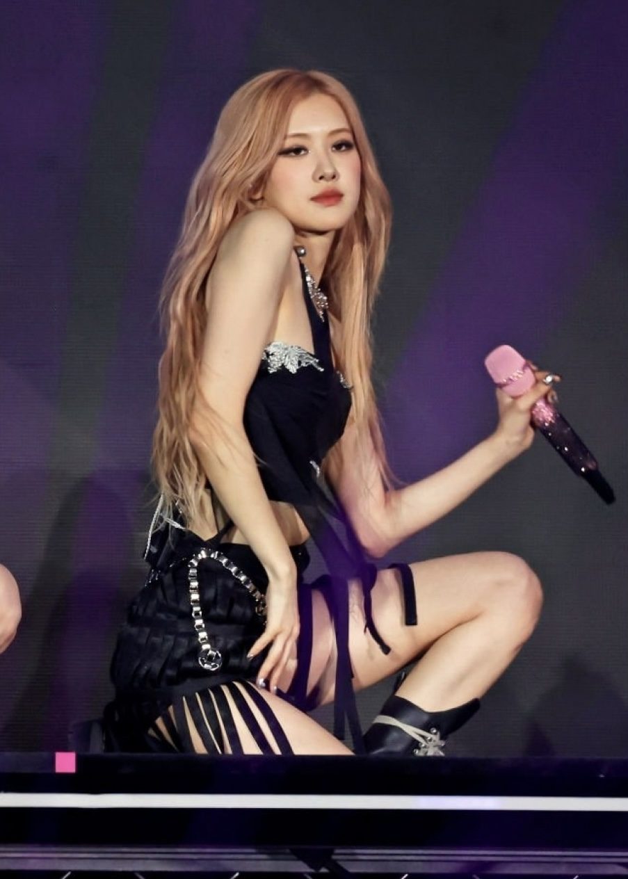 rose-blackpink-coachella-legs-booty-45.jpg