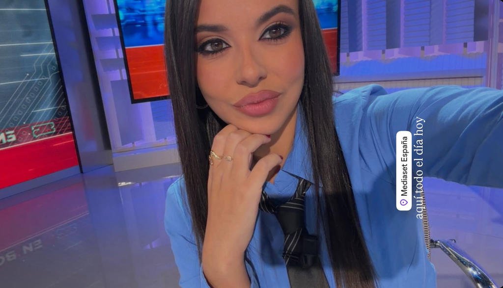 Sarah Santaolalla con camisa azul y corbata.jpg