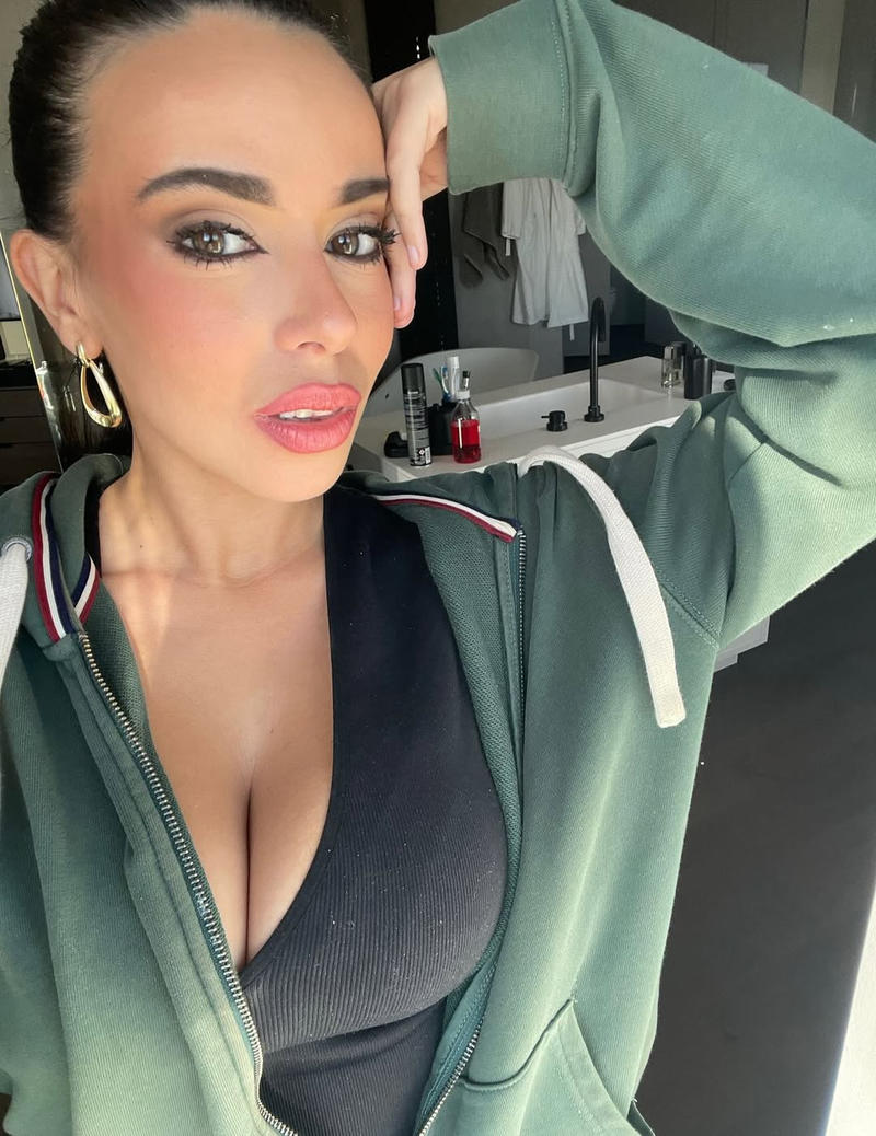 Sarah Santaolalla con mirada pensativa y unos labios muy bonitos.jpg