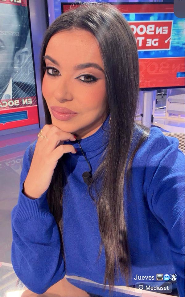 Sarah Santaolalla con un jersey azul.jpg