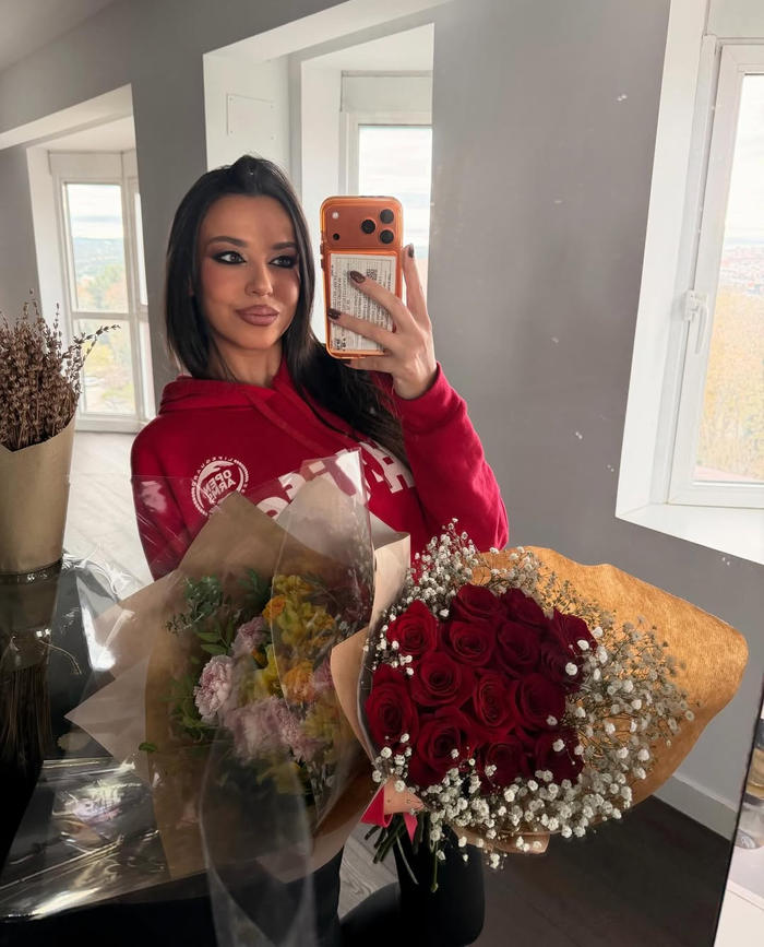 Sarah Santaolalla con un ramo de flores_2.jpg