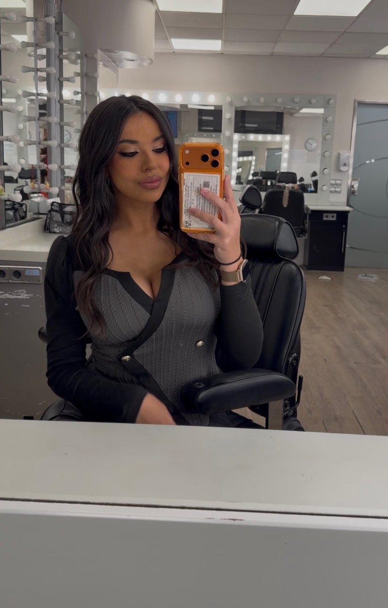 Sarah Santaolalla elegante y sexy en el camerino.jpg