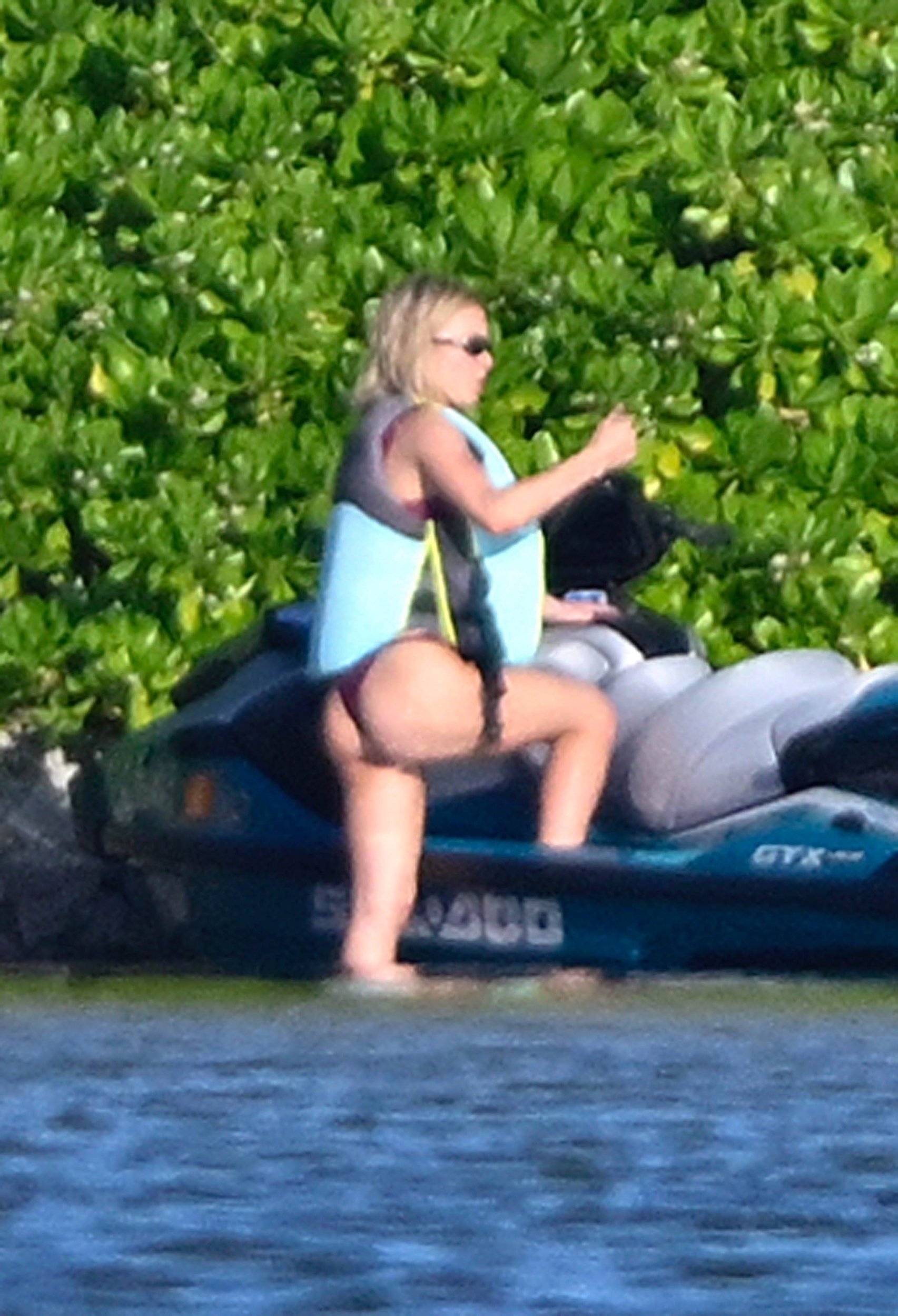 Sydney-Sweeney---Riding-jet-skis-in-Florida-6e8dcbd6be4c078a3.jpg