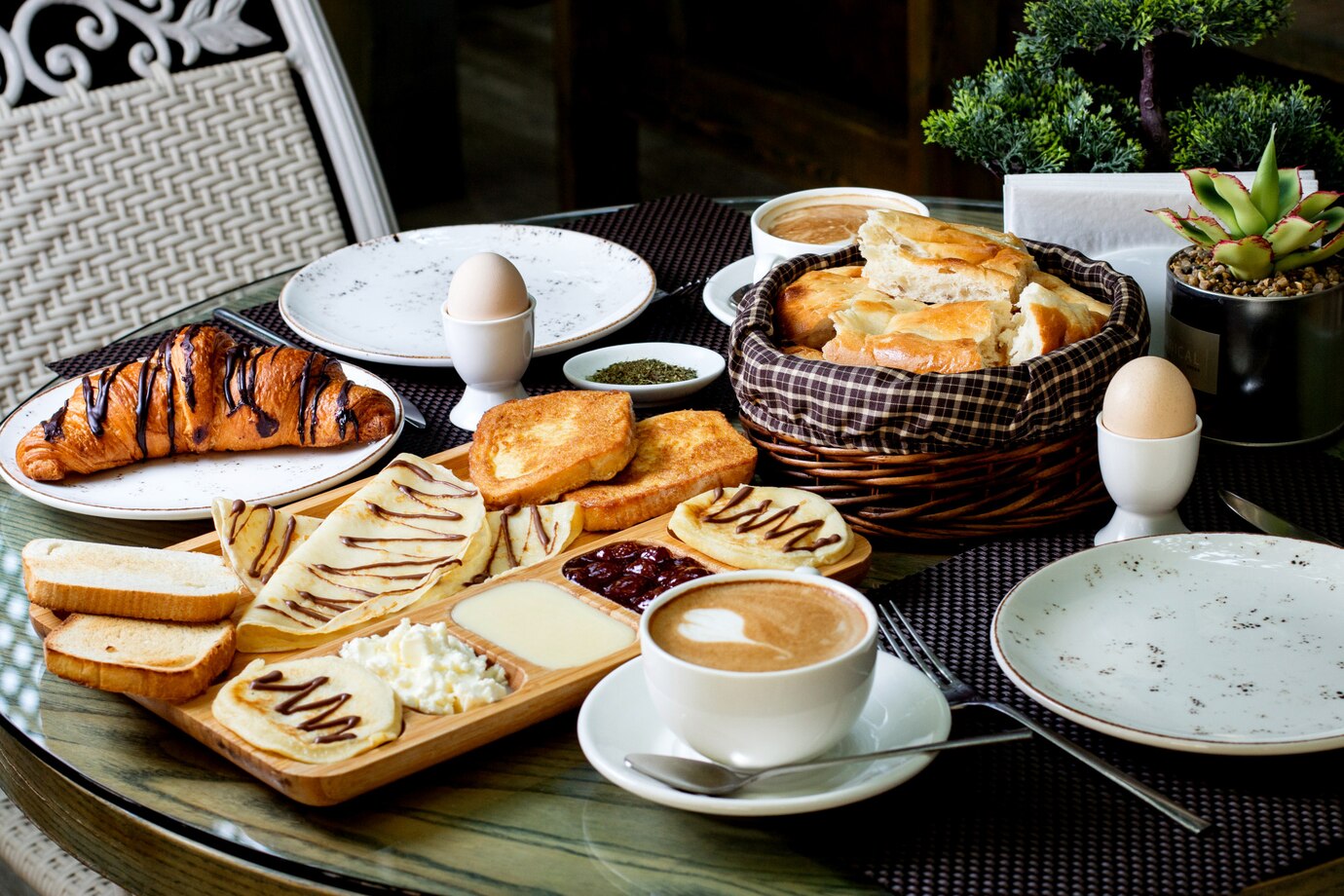 taza-capuchino-caliente-croissant-chocolate-desayuno_140725-9515.jpg