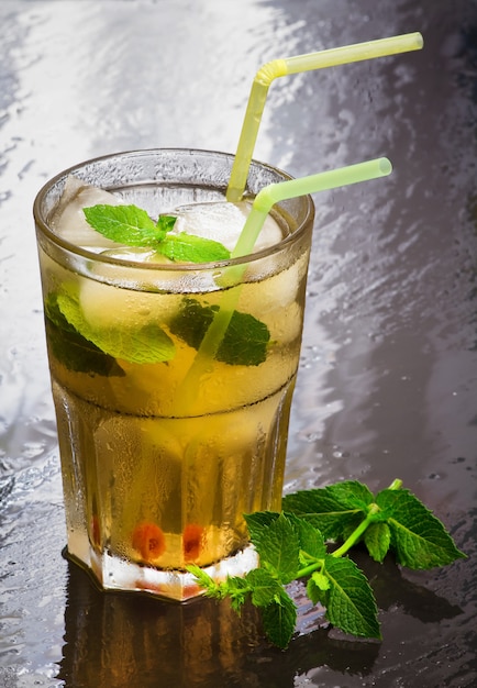 te-verde-helado-sabor-menta_61792-769.jpg
