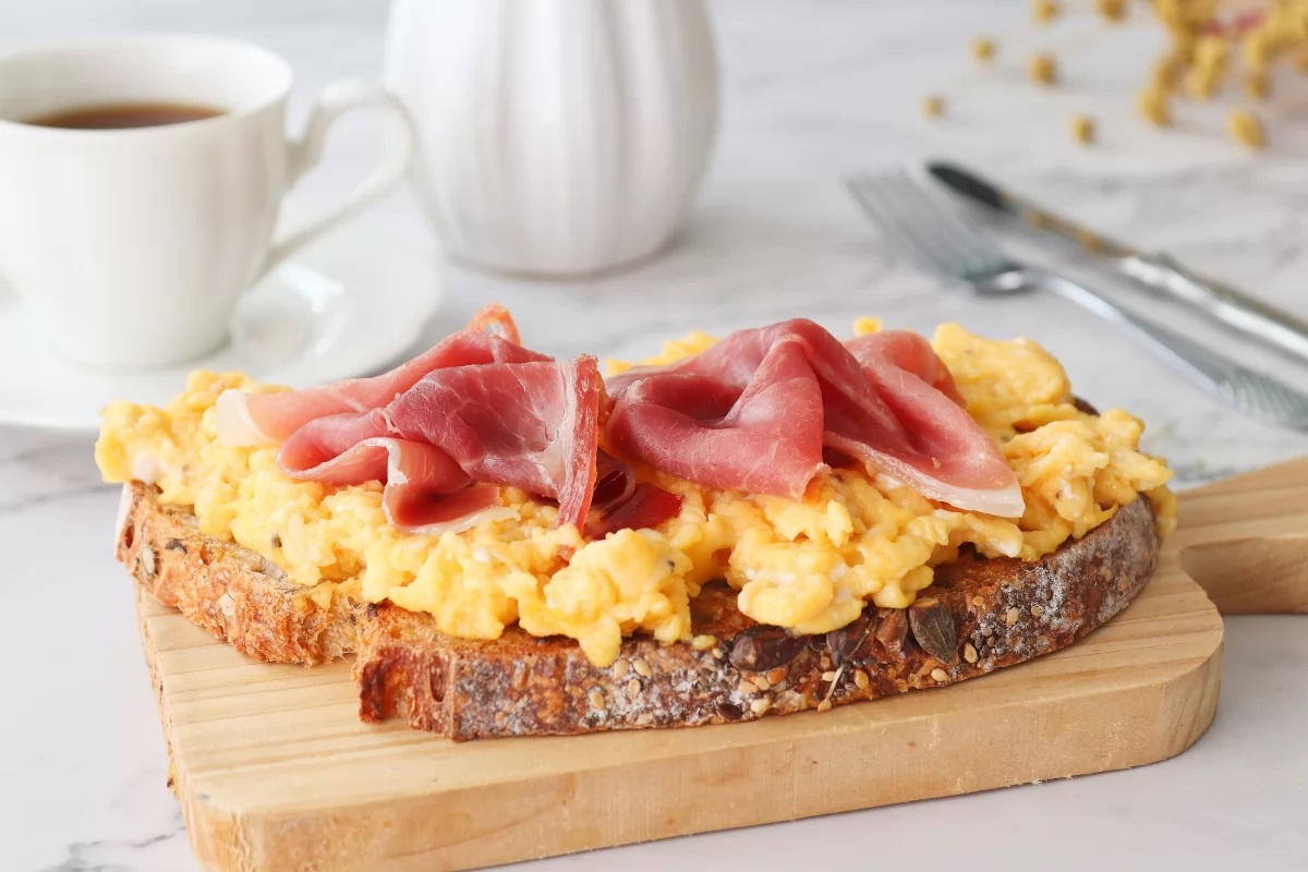 tostada-de-huevos-revueltos-con-jamon.jpg