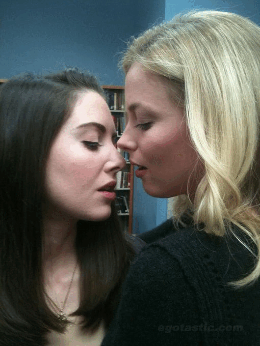 tumblr_6476de81a7f76d158920782280d38aff_c844c82f_540.gif