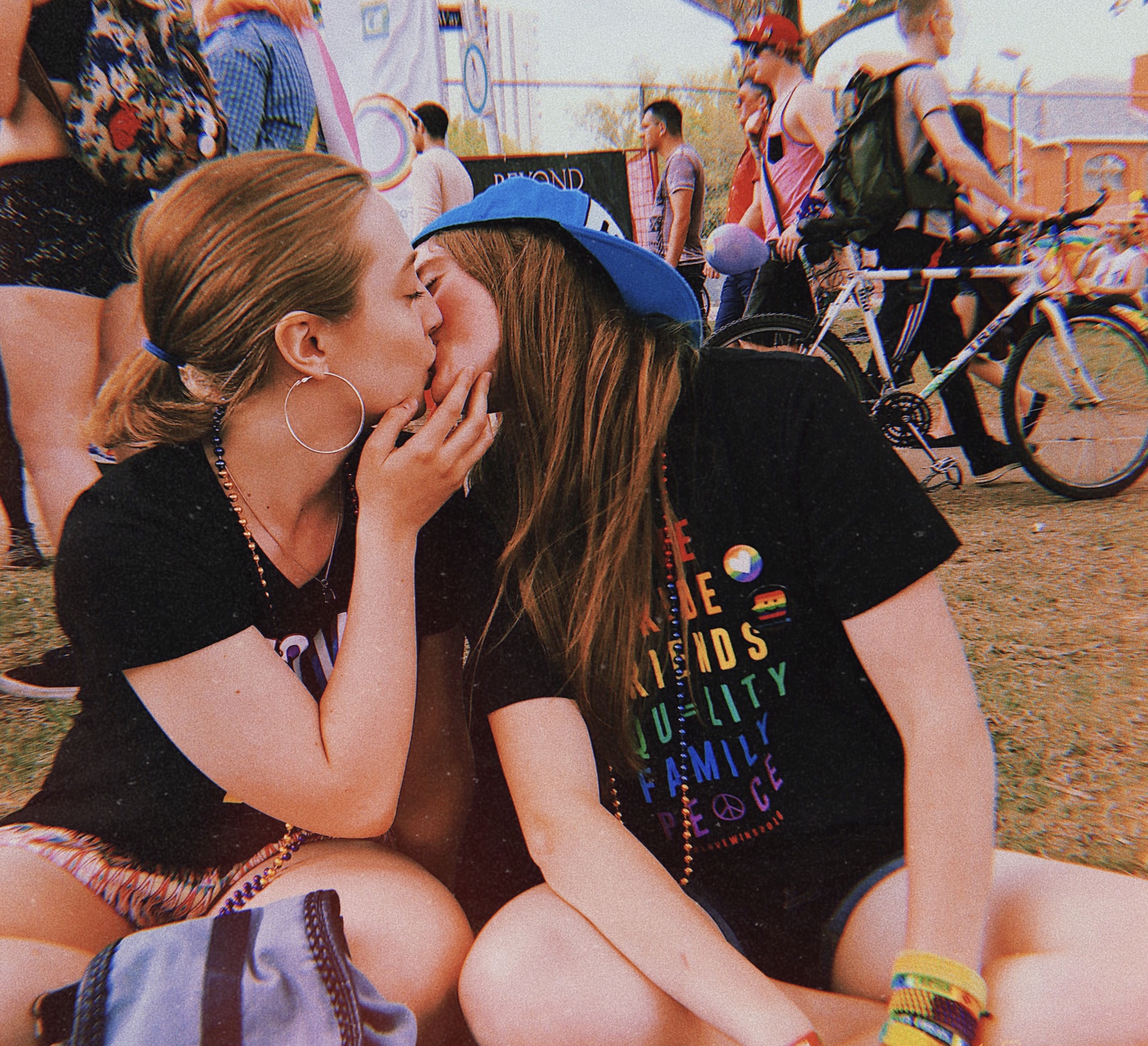 Two_girls_kiss.jpg