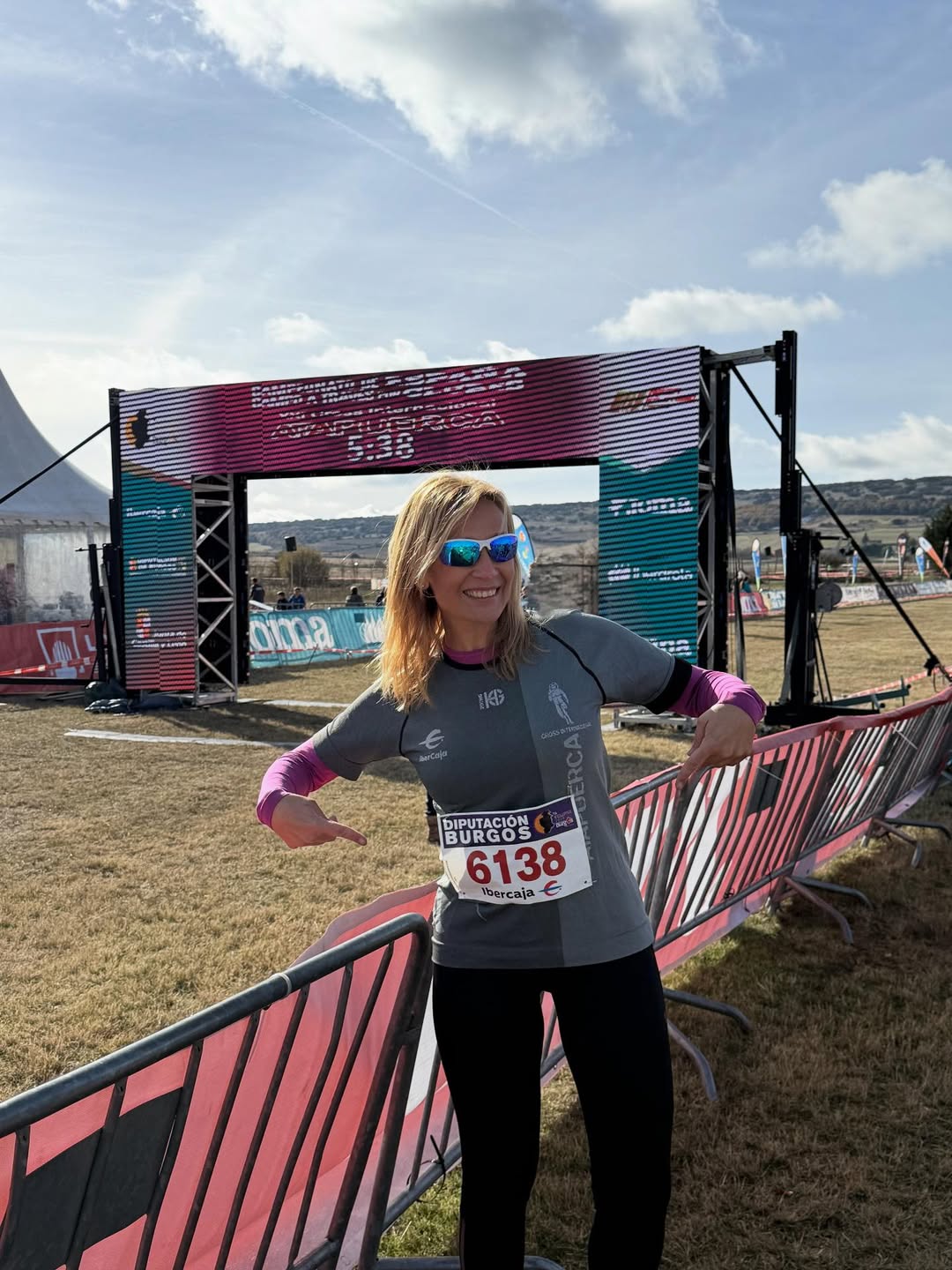 Un día, maravilloso, en el @cross_atapuerca @idj_burgos En zapatillas, y en tacones ❤️🏃_♀️.jpg