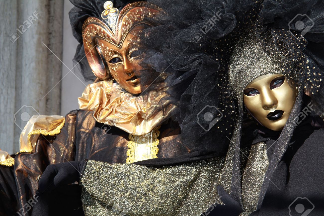 venecia-enmascarado-pareja-bronce-y-máscaras-de-oro-el-enfoque-y-los-detalles-sobre-la-mujer.jpg