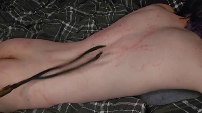 Dominatriz dandole latigazos a su esclavo Dominatriz dandole latigazos a su esclavo