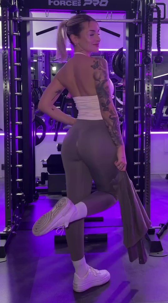 vlcsnap-2025-10-30-22h46m53s588-noelia99-e (3).jpg