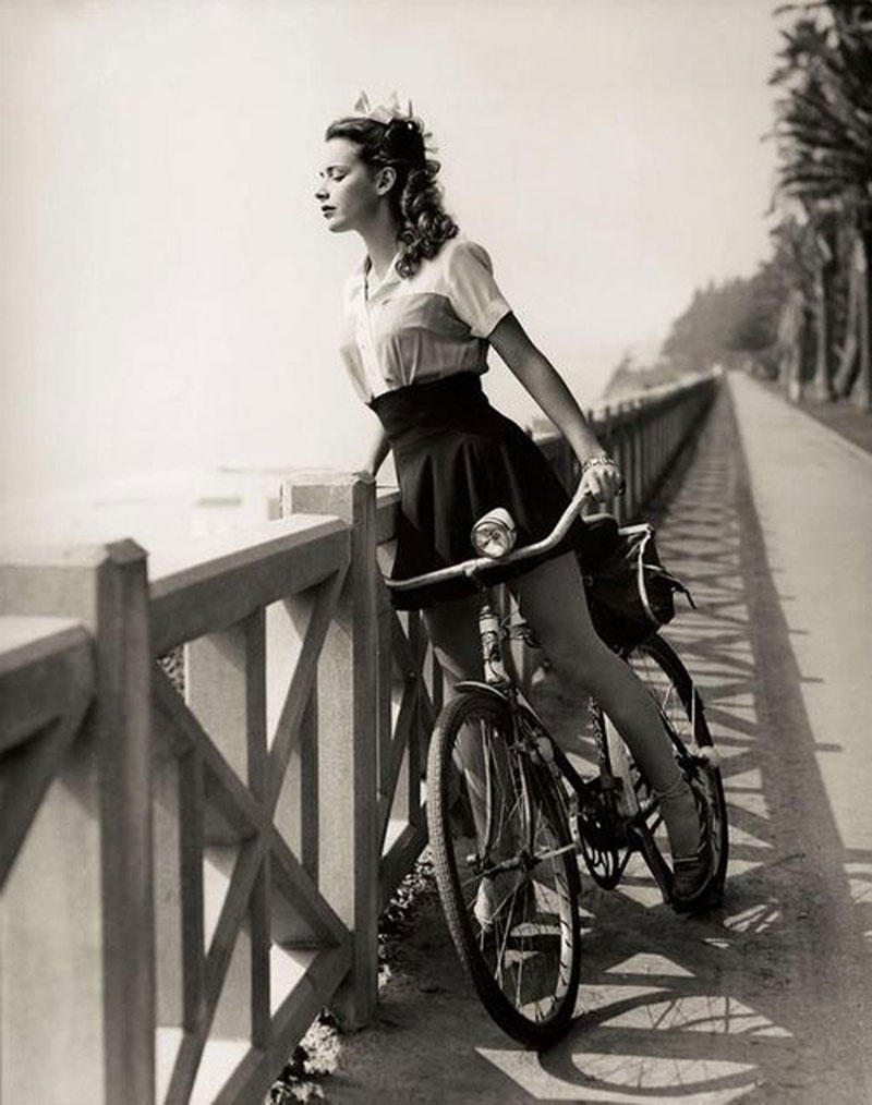 woman_bikes_L_1.jpg