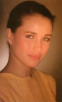 young-andie-macdowell-v0-mcpvhx7qz3l81.jpg
